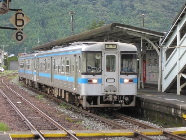 土讃線の気動車（画像：写真AC）。