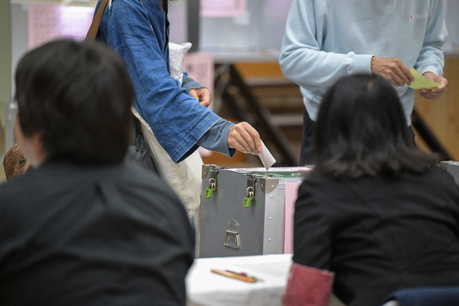 衆院選で投票する有権者＝２７日、東京都内（ＡＦＰ時事）