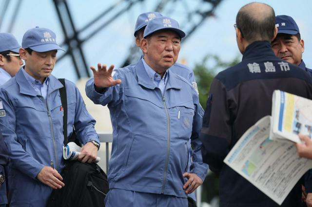 能登半島地震で起きた火災で焼失した「朝市通り」付近を視察する石破茂首相（中央）=5日午前10時13分、石川県輪島市、代表撮影