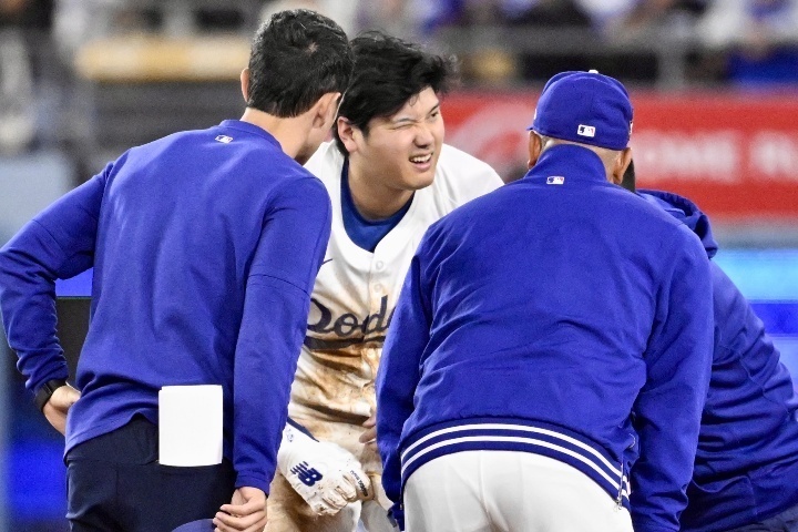 大谷（中央）は７回に左肩を負傷。顔をゆがめる姿に心配の声は尽きない。(C)Getty Images