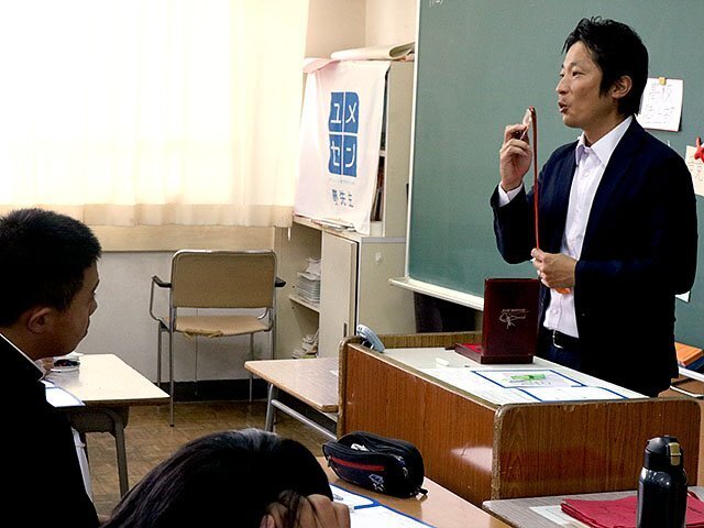 世界陸上で獲得した銅メダルを披露する谷井さん