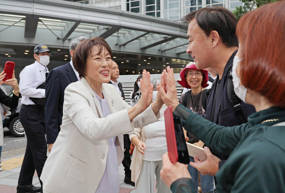 街頭演説を終え、聴衆に支持を訴える共産党の田村智子委員長（左）＝１６日、名古屋市中村区