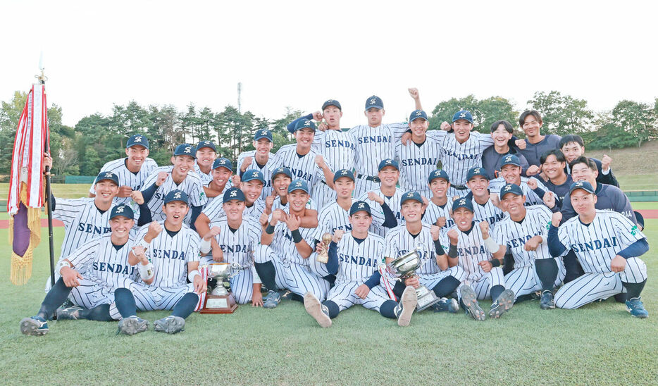 逆転で優勝を果たした笑顔の仙台大ナイン（カメラ・山崎　賢人）