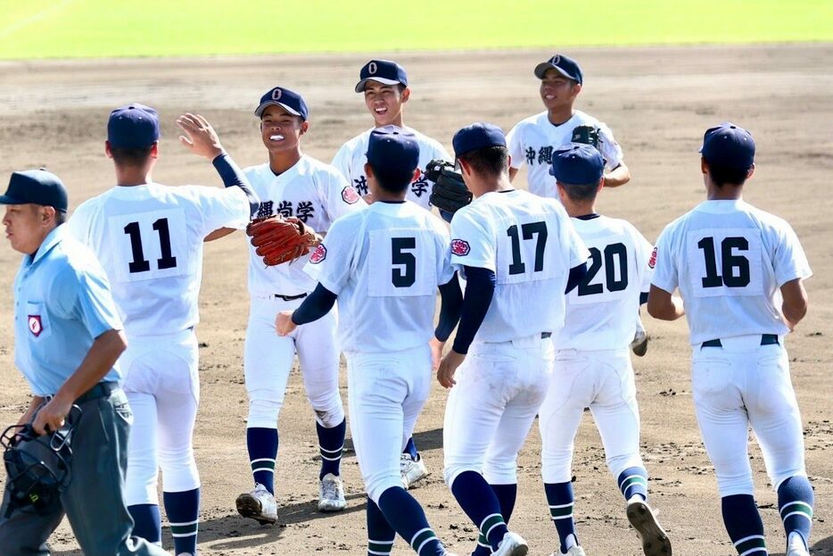 鹿児島実業に勝利し、笑顔を見せる沖縄尚学ナイン＝30日、大分県の別大興産スタジアム（大城直也撮影）