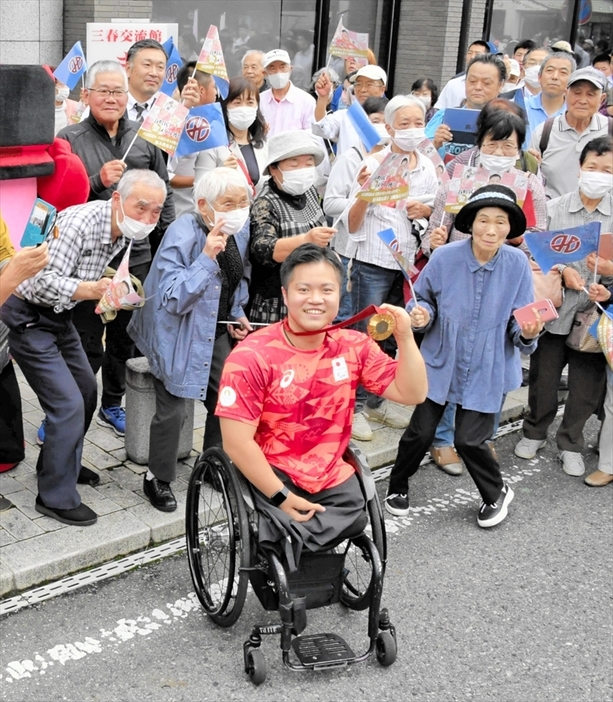 沿道の三春町民と記念撮影する橋本選手（中央）