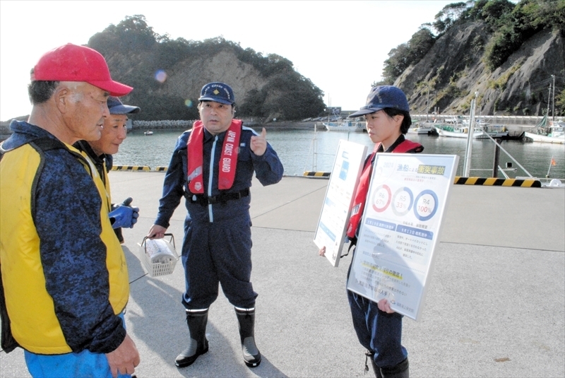 漁船乗組員に事故防止を呼びかける参加者（右）