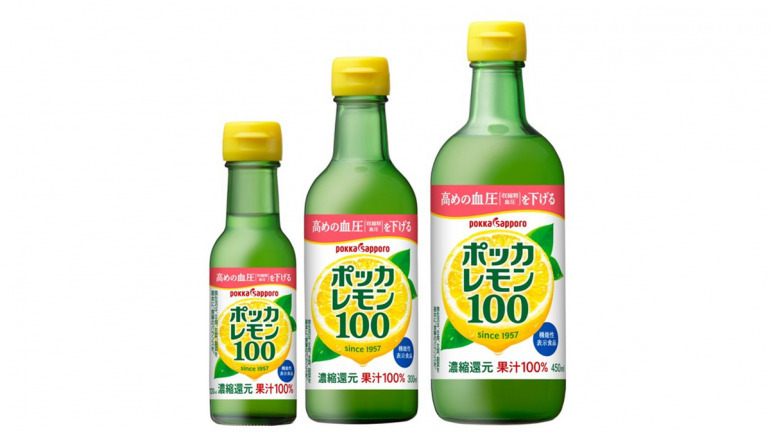 現在のガラス瓶「ポッカレモン100」。左から120ml、300ml、450ml。ラベルは耐水性の紙を使用。文字を大きくして、読みやすいデザインに配慮。ボトル部分には凹凸を付けて点字での案内も。