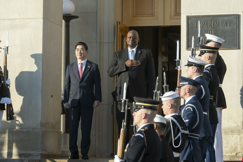 会談したオースティン米国防長官（右）と韓国の金龍顕国防相＝ワシントン近郊の国防総省で2024年10月30日、AP