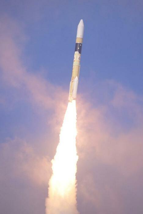 上昇するH2Aロケット49号機＝先月26日（三菱重工業提供）