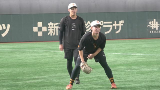 ノックを受ける巨人・井上温大投手