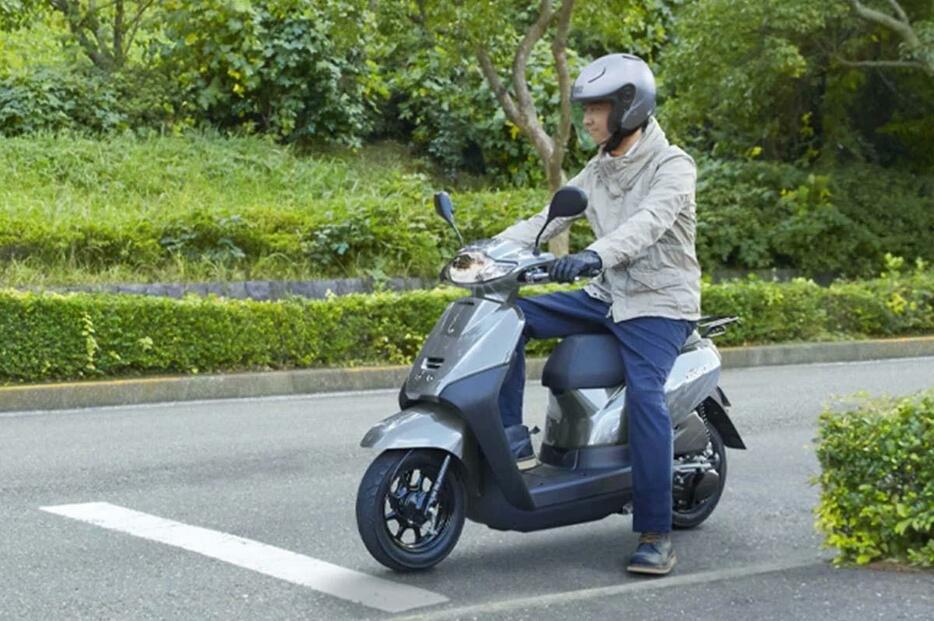 原付一種（50cc）は昔より価格は上がったものの、20万弱から購入可能。免許取得も簡単で、車体の軽量コンパクトさも魅力的だ。電動バイクや電動アシスト自転車などもあるが、航続距離や使い勝手の面でやはり優秀。