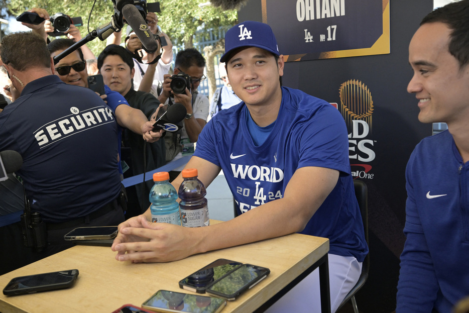 ＭＬＢで大谷翔平選手（写真中央）を擁するドジャースは、ここ数年のポストシーズンでの悪夢を振り払うべく２５日からヤンキースとのワールドシリーズに臨む（２０２４年　ロイター/USA TODAY Sports）