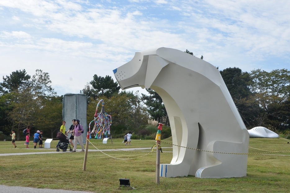 開幕を待つ〝彫刻たち〟（常盤公園で）