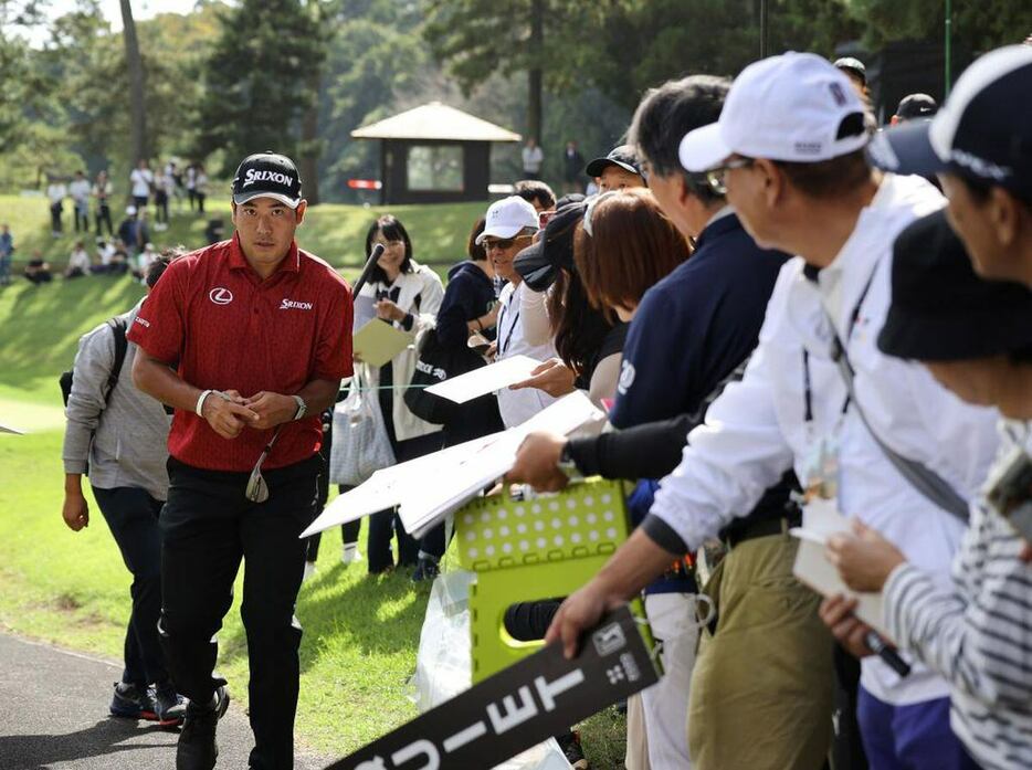 松山見たさに平日の練習日から多くのギャラリーが集結＝22日、千葉・アコーディアゴルフ習志野CC