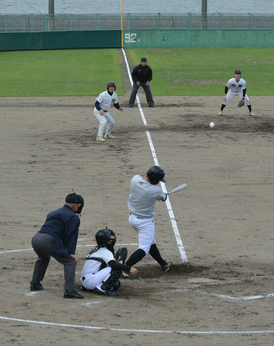 熱戦が繰り広げられた京築地区高校野球部ＯＢ大会＝福岡県豊前市八屋の市民球場で２０２４年１０月２０日午前９時３５分、松本昌樹撮影