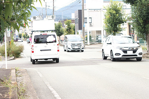 支持拡大を訴え走る選挙カー（15日午前9時50分ごろ、福知山市内で）