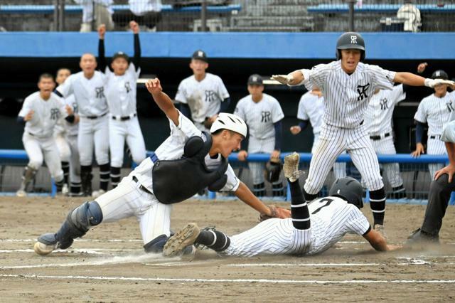 第77回秋季東海地区高校野球大会　常葉大菊川―至学館　六回表、町田の適時打で常葉大菊川の二塁走者今泉が生還し同点。捕手井口=2024年10月26日、草薙、松本敏博撮影