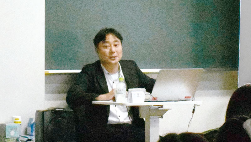 「よりよい未来のために正しい判断を」と講義する水島裕貴さん＝埼玉大学