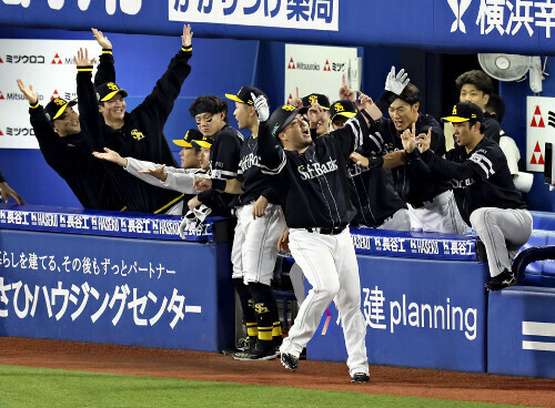 １回２死１塁、先制の２ランを放ち喜ぶ山川（手前）（２７日）＝横山就平撮影