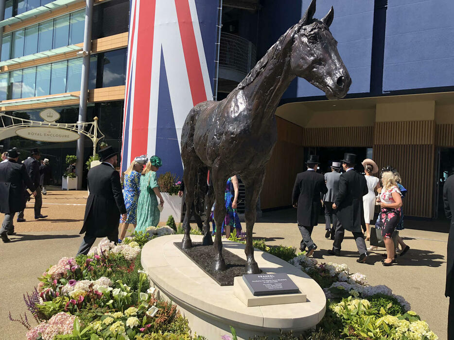 アスコット競馬場内に設置されているフランケルの銅像（2022年撮影）