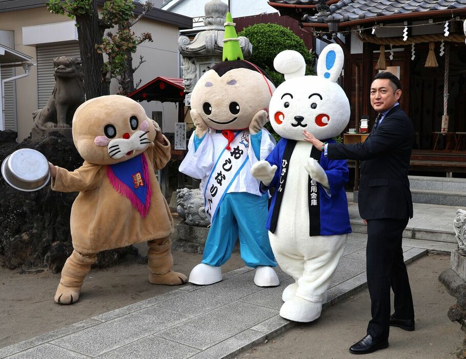 押上天祖神社での記者会見に金属のたらいを持って暴れる「ポコたん」（左）。対戦相手は「おしなりくん」（左から２人目）と「ひがぴょん」に決定。都議でプロレスラーの元テレビ朝日アナウンサー・川松信一朗もリングに上がる