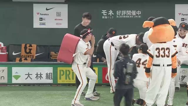 マグロを背負って登場した巨人の萩尾匡也選手(画像:日テレジータス)