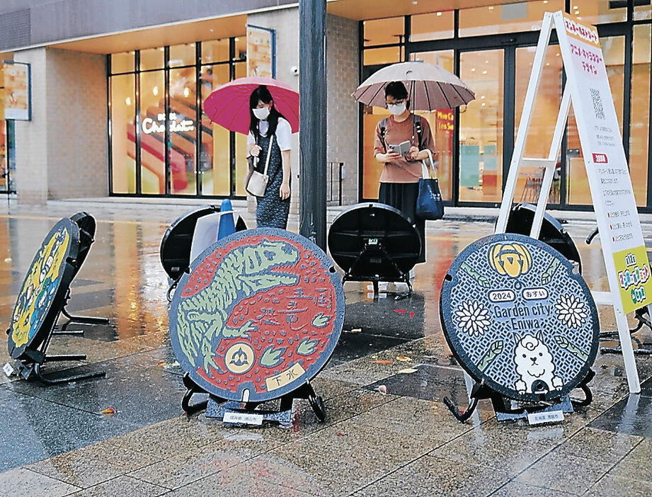 展示されたデザインマンホール＝富山駅前