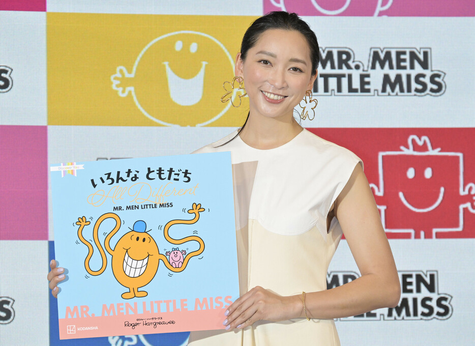 世界３０カ国以上で読まれているイギリスの絵本「ＭＲ．ＭＥＮ　ＬＩＴＴＬＥ　ＭＩＳＳ」発売＆ポップアップストアのＰＲイベントに登壇した杏さん。日本語版の帯にコメントを寄せた＝１７日、都内