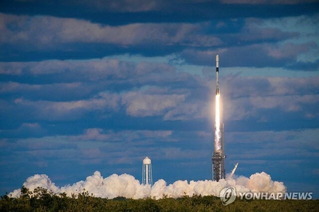 4月7日（現地時間）、米フロリダ州から打ち上げられる韓国の軍事偵察衛星2号機（国防部提供）＝（聯合ニュース）≪転載・転用禁止≫