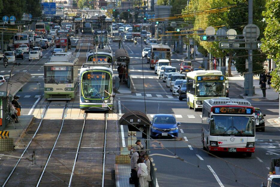 バスや路面電車が行き交う広島市中心部