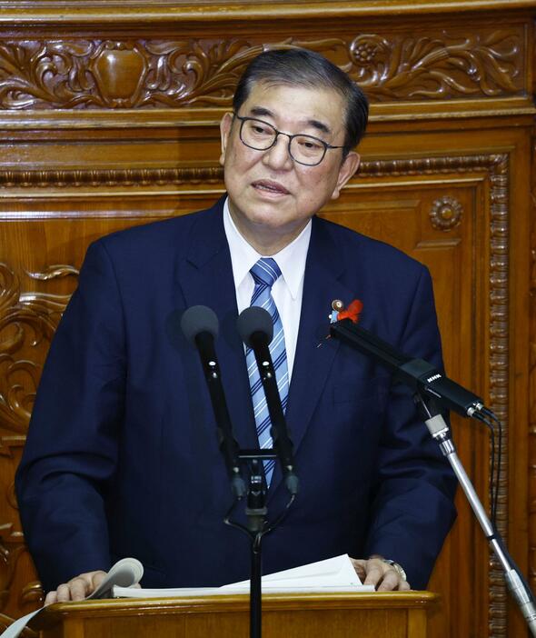 衆院本会議で就任後初めての所信表明演説をする石破首相＝4日午後