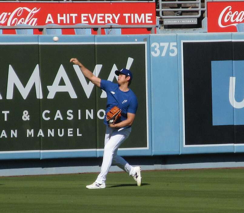 リーグ優勝決定シリーズ第6戦の試合前練習でキャッチボールを行うドジャース・大谷翔平(撮影・横山尚杜)