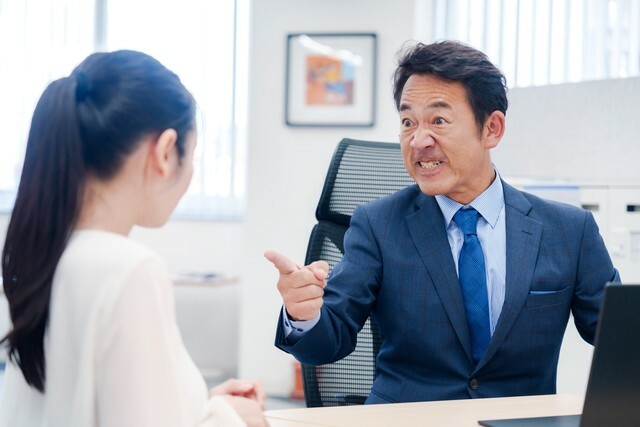 厳しいと噂の上司が予想以上に厳しく、土日にも電話をかけてくる…　※画像はイメージです（maroke/stock.adobe.com）