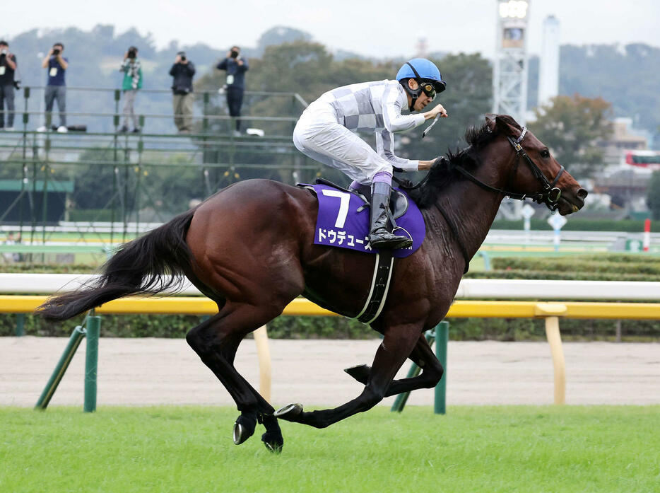 天皇賞・秋を制したドウデュースとガッツポーズする武豊騎手（撮影・鈴木正人）