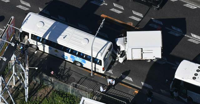 衝突事故を起こしたトラックとスクールバス=2024年10月21日午前9時37分、大阪府高石市、朝日放送テレビヘリから、筋野健太撮影