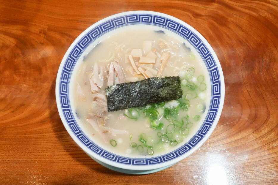 南久留米『南京千両本家』のラーメン。スープはさほど濁らず、半透明である。撮影／かずあっきぃ