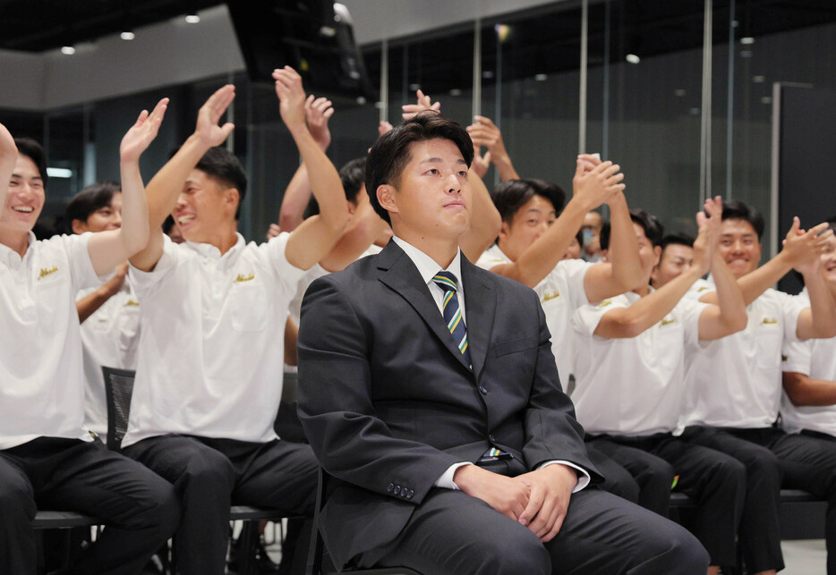 プロ野球ドラフト会議。ヤクルトから１位指名を受けた愛知工大の中村優斗投手（中央）＝２４日午後、愛知県豊田市