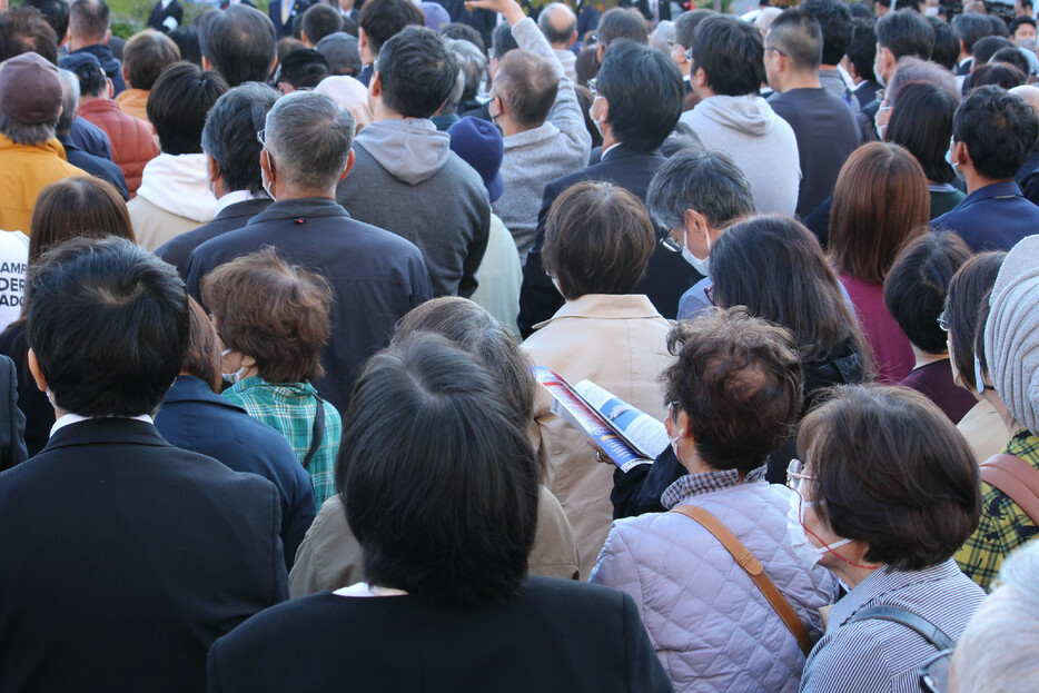 衆院選の街頭演説を聞く有権者ら＝２５日、青森市