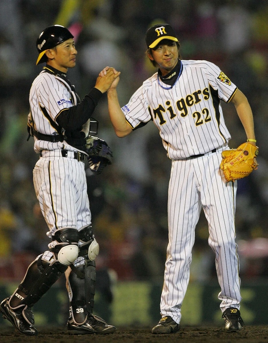 06年、矢野（左）と勝利のタッチをかわす藤川球児