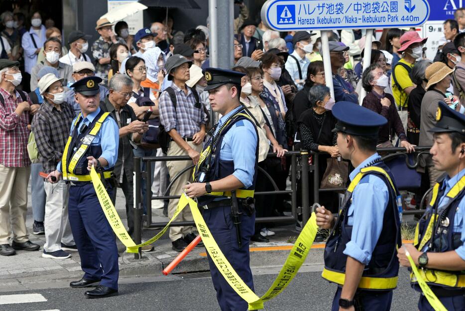 衆院選が公示された15日、与野党幹部の街頭演説に厳戒警備で臨む警視庁の警察官＝東京・池袋