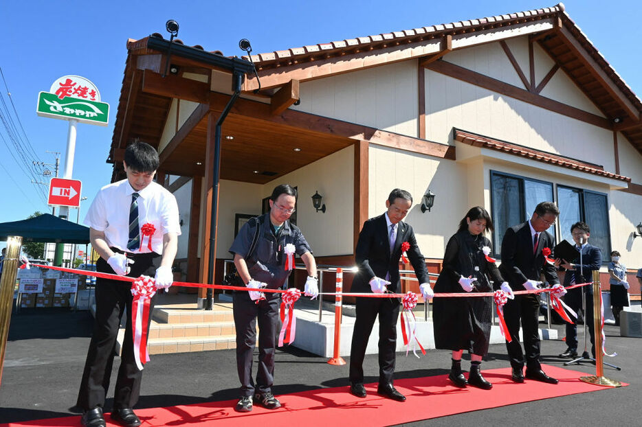 セレモニーでテープカットを行う富田社長（左から3人目）＝浜松市中央区湖東町のさわやか浜松西インター店