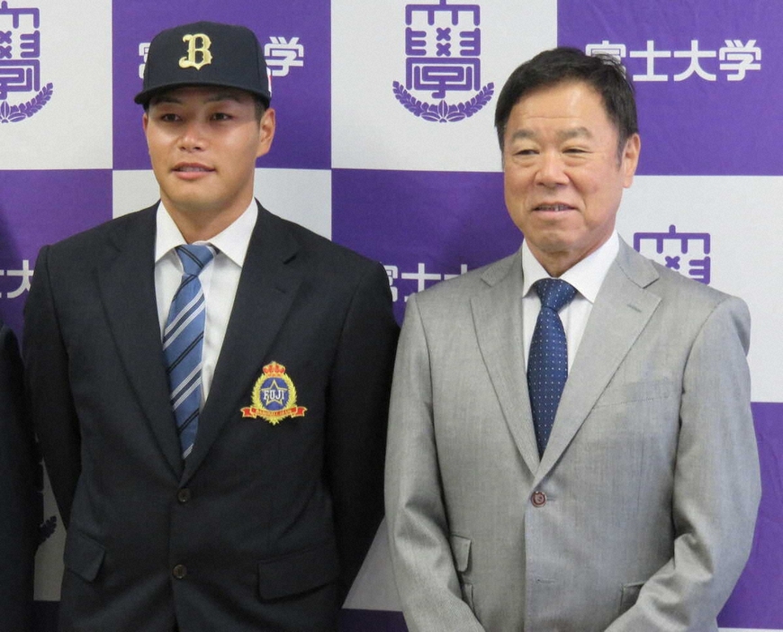 オリックス・福良GM（右）から指名あいさつを受けたドラフト1位・麦谷