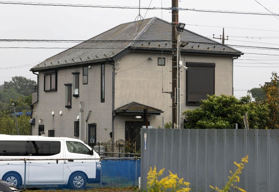 強盗致傷事件が起きた千葉県市川市の住宅＝18日