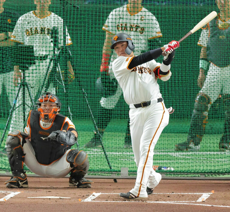 シート打撃で平内龍太から中前安打を放った坂本勇人