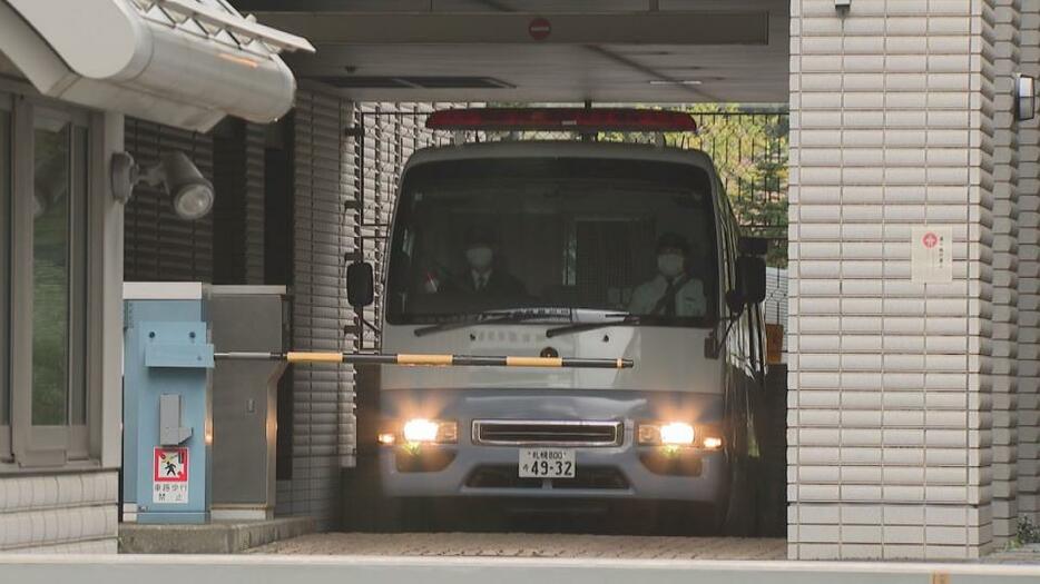 送検される40代前半の母親を乗せた車（20日午前　北海道警本部）