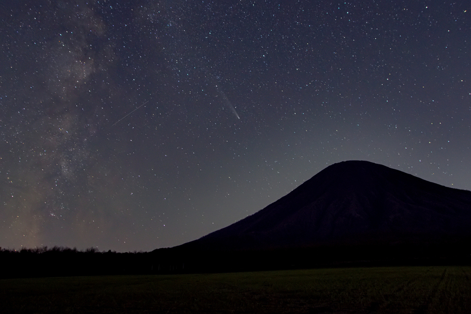 羊蹄山に沈む紫金山・アトラス彗星＝２５日午後、北海道京極町