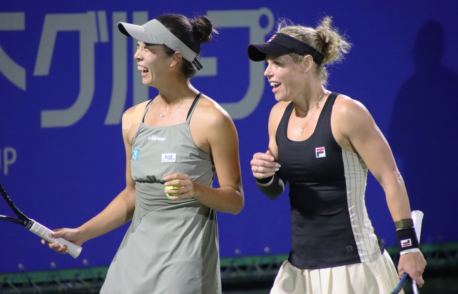 （左から）柴原瑛菜とラウラ・シゲムンド[画像/tennis365.net]