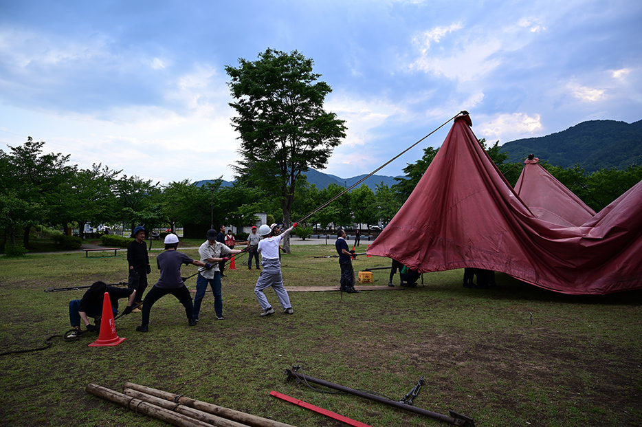 劇団員がすべて人力でテントを張っていく。かけ声は「せーの」「よいしょ！」