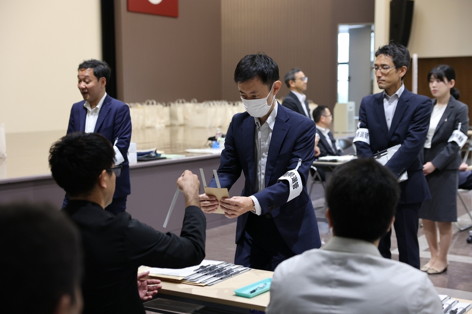 立候補の受け付けが始まった広島県選管の届け出会場（15日午前8時35分）