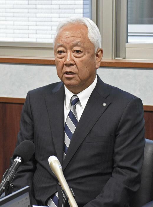 新潟県刈羽村で出馬表明する品田宏夫村長＝31日午前